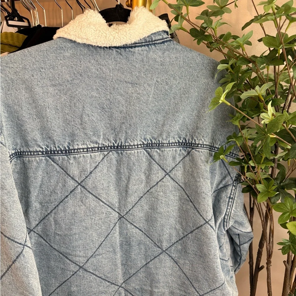 Nicole Miller Light Blue Denim Jacket with Cream Sherpa Collar - Picture 5 of 5